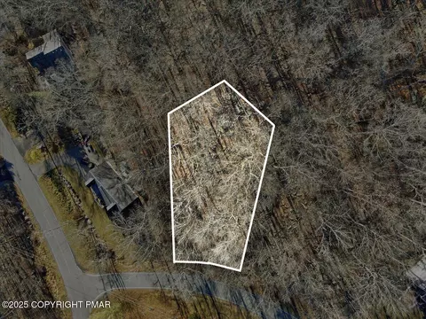 1370 N Sec 2 N Hampton Ct, Bushkill, PA 18324