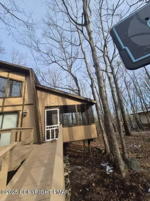 191 Saunders Dr, Bushkill, PA 18324 photo 2