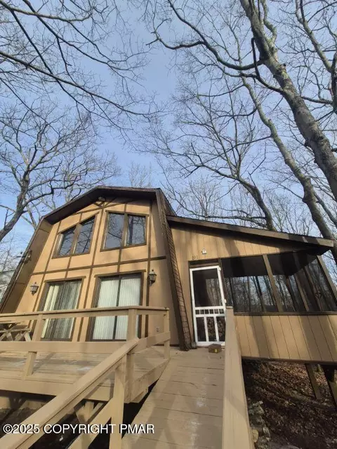 191 Saunders Dr, Bushkill, PA 18324