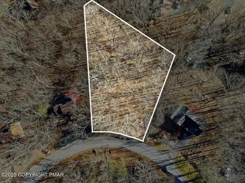 2411 Sec 3 Southport Dr, Bushkill, PA 18324