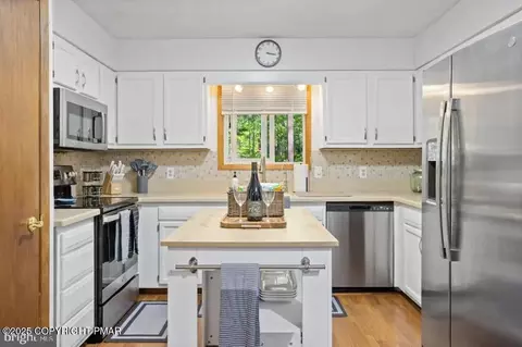 635 Patriot Ln, Pocono Summit, PA 18346