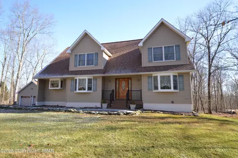 221 Spruce Run Dr, Dingmans Ferry, PA 18328