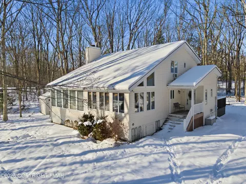 811 Paddock Ct, Lords Valley, PA 18428