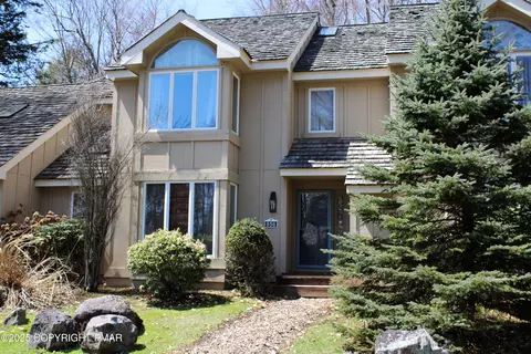 856 Crest Pines Ln, Pocono Pines, PA 18350
