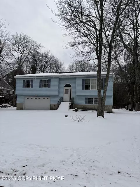 1216 Thunder Dr, Pocono Summit, PA 18346