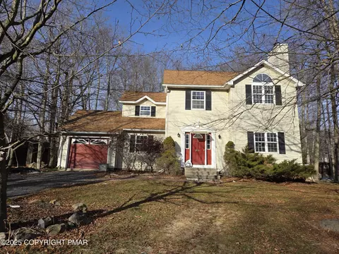 640 Country Place Dr, Tobyhanna, PA 18466