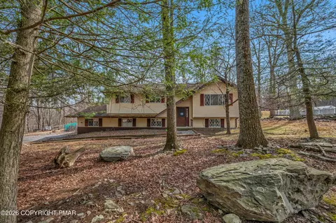 218 Mohican Rd, Canadensis, PA 18325