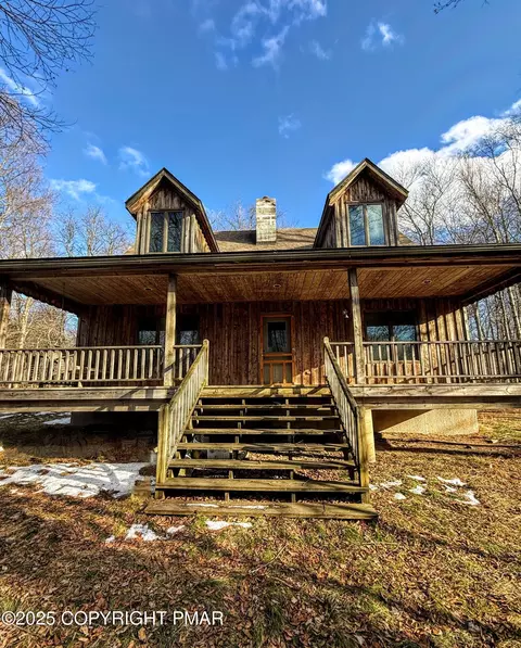 58 Totem Pole Ln, Gouldsboro, PA 18424