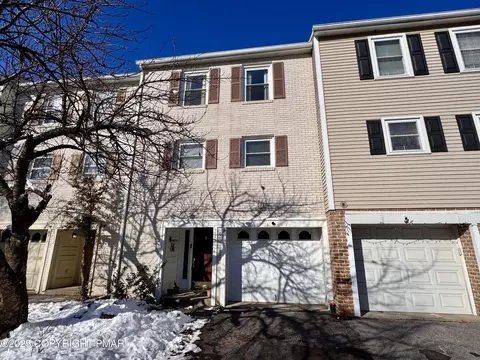 8315 Countryside Ln, Fogelsville, PA 18051