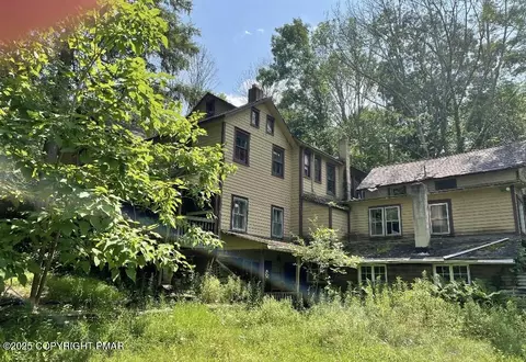 410 Hunters Farm Rd, Henryville, PA 18332