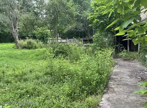 410 Hunters Farm Rd, Henryville, PA 18332