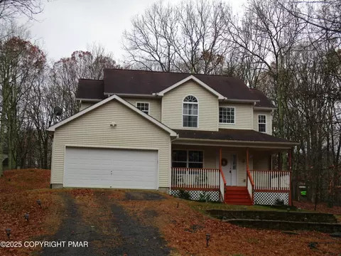 3290 Bluebird Dr, Bushkill, PA 18324