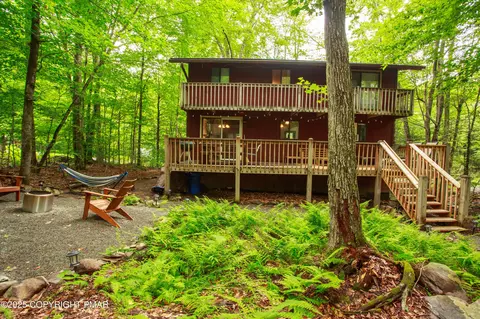 111 Oswayo Dr, Pocono Lake, PA 18347