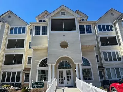 5 Village Cir, Stroudsburg, PA 18360