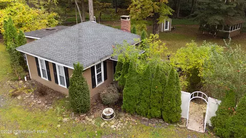 1885 Sullivan Trl N, Tannersville, PA 18372