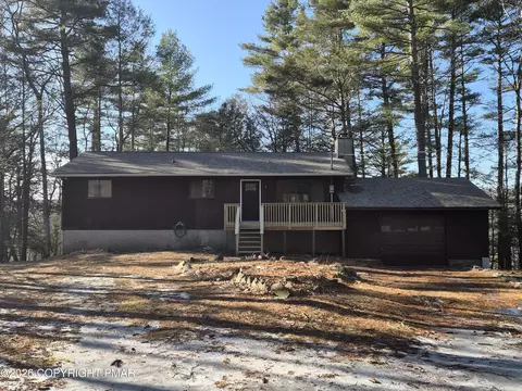 186 Sportsmen Dr, Cresco, PA 18326