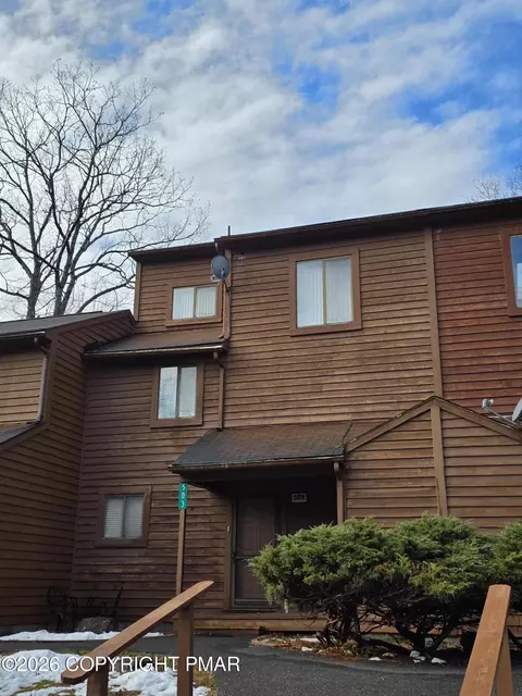503 English Ct, Bushkill, PA 18324