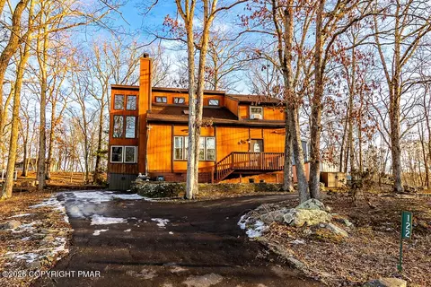 122 Dover Dr, Bushkill, PA 18324