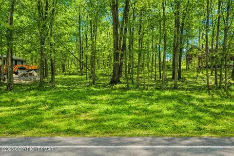 1825 Packanack Dr, Gouldsboro, PA 18424