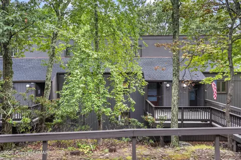 84 Cross Country Ln, Tannersville, PA 18372