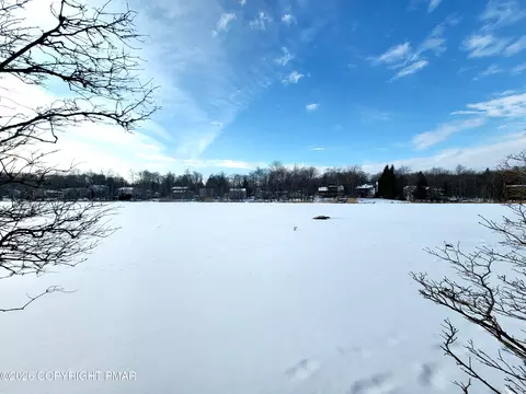 5164 Classic Dr, Tobyhanna, PA 18466