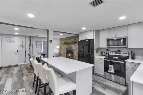 42 Hillcrest Dr, Albrightsville, PA 18210
