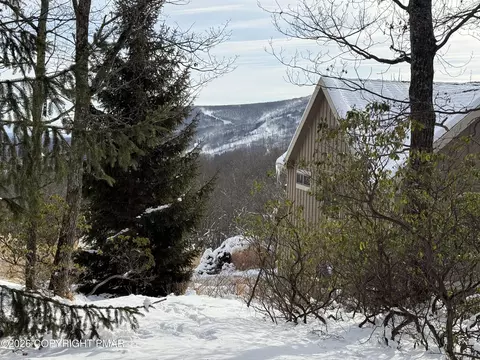 18 Upper Deer Valley Road, Tannersville, PA 18372