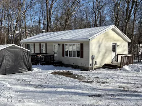 170 Blackberry Dr, Cresco, PA 18326