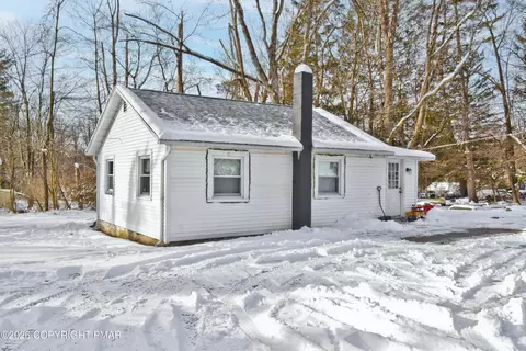 115 Squirrel Ln, Cresco, PA 18326
