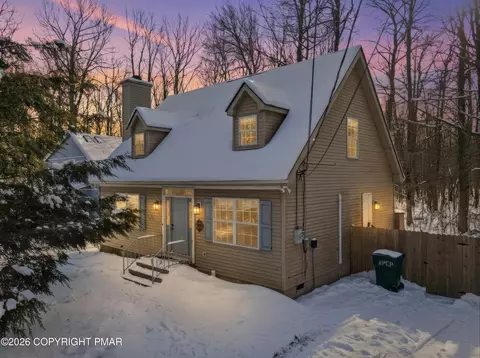 9102 Idlewild Dr, Tobyhanna, PA 18466