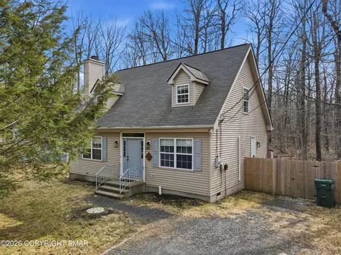 9102 Idlewild Dr, Tobyhanna, PA 18466