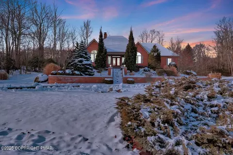 235 Wolf Hollow Rd, Lake Harmony, PA 18624