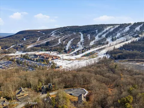 84 High Mountain Ln, Tannersville, PA 18372