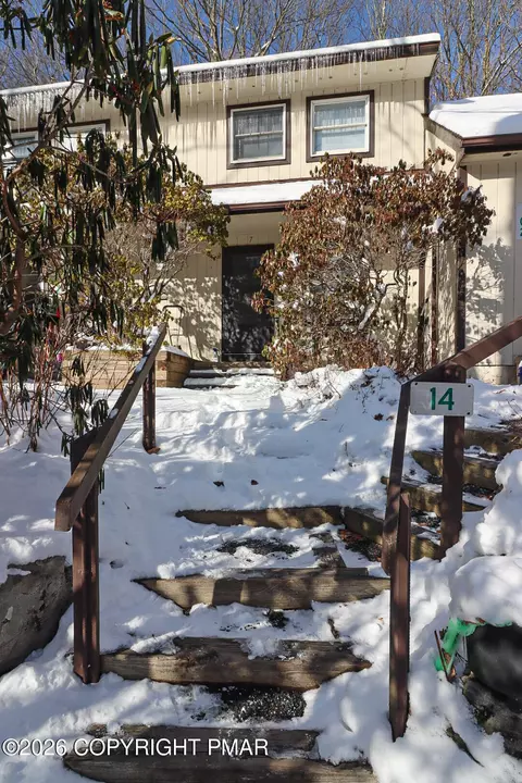 14 Villas Rd, Mount Pocono, PA 18344