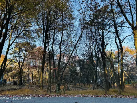 1807 Penn Forest Dr, Albrightsville, PA 18210