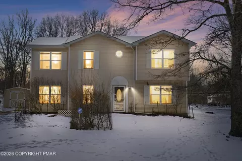 127 Simmons Pl, Bushkill, PA 18324
