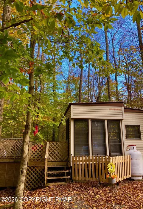 546 Dogwood Ln, Moscow, PA 18444