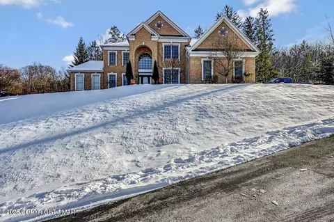 540 Fairway Ln, East Stroudsburg, PA 18302
