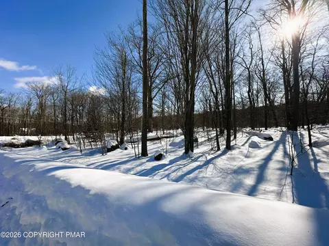 13 Noah Court, Canadensis, PA 18325