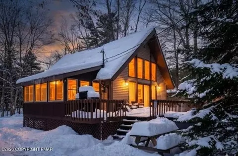 102 King Arthur Rd, Pocono Lake, PA 18347