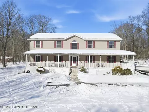 218 Spruce Run Dr, Dingmans Ferry, PA 18328