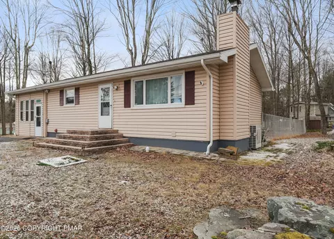 7537 Lake Shore Dr, Pocono Lake, PA 18347