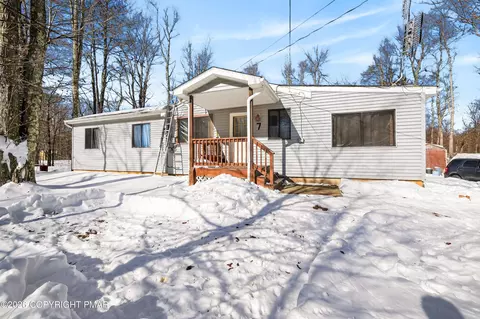 7 Campfire Ln, Gouldsboro, PA 18424