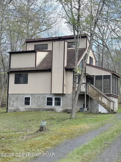 218 Blue Jay Ct, Bushkill, PA 18324