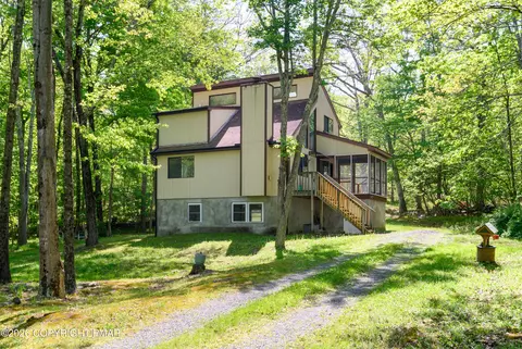 218 Blue Jay Ct, Bushkill, PA 18324