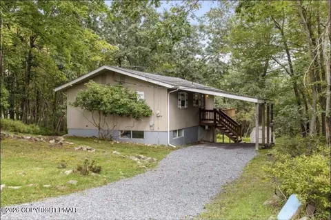 1065 Clover Rd, Long Pond, PA 18334
