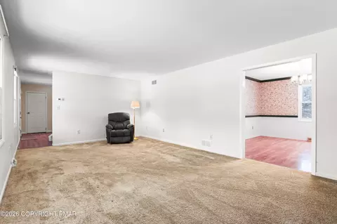 Living - 3901 Post Dr, Bethlehem, PA 18017 photo 3 of 8