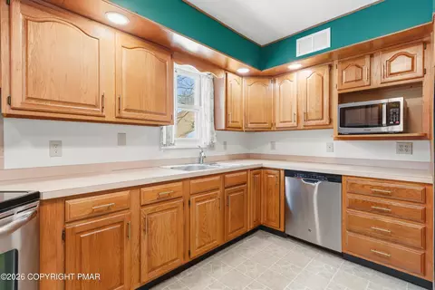 Kitchen - 3901 Post Dr, Bethlehem, PA 18017 photo 3 of 4