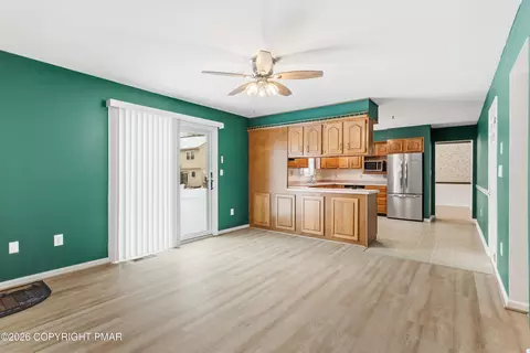 Living - 3901 Post Dr, Bethlehem, PA 18017 photo 4 of 8