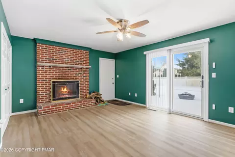 Living - 3901 Post Dr, Bethlehem, PA 18017 photo 5 of 8